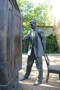Statue of CS Lewis